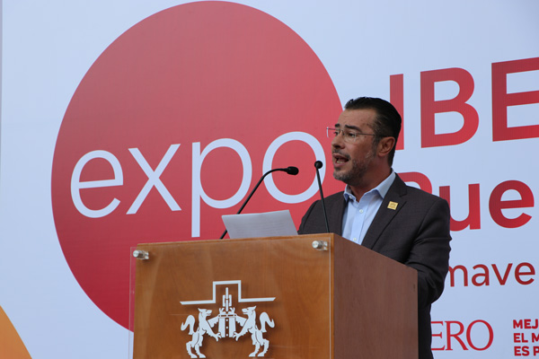 Rector en la Expo IBERO