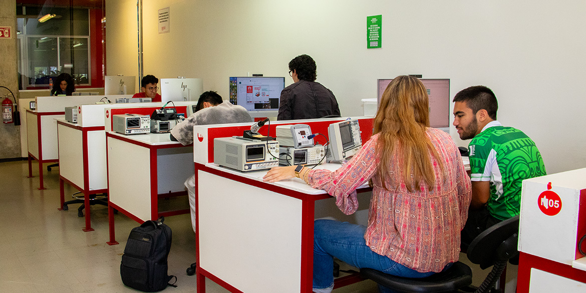 Alumnos en laboratorio de electronica