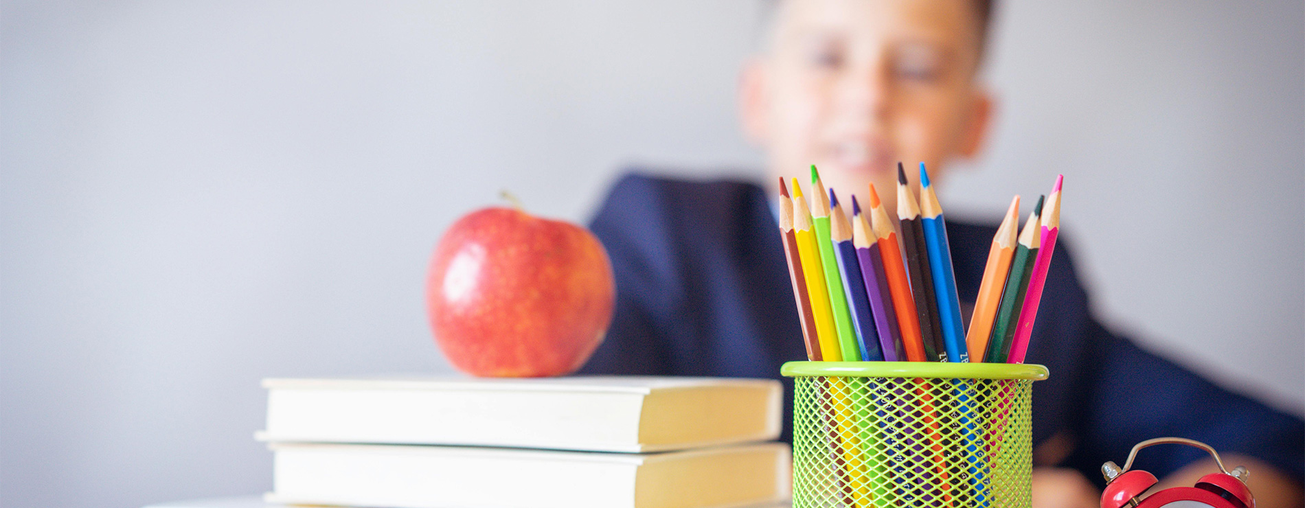 Niño y cosas escolares