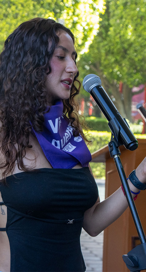 Chavita hablando al micrófono