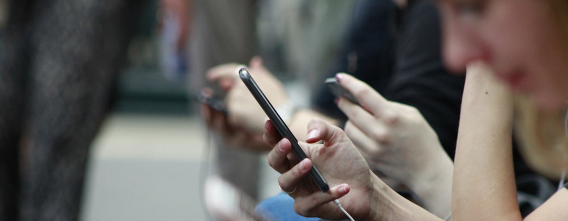 persona al celular