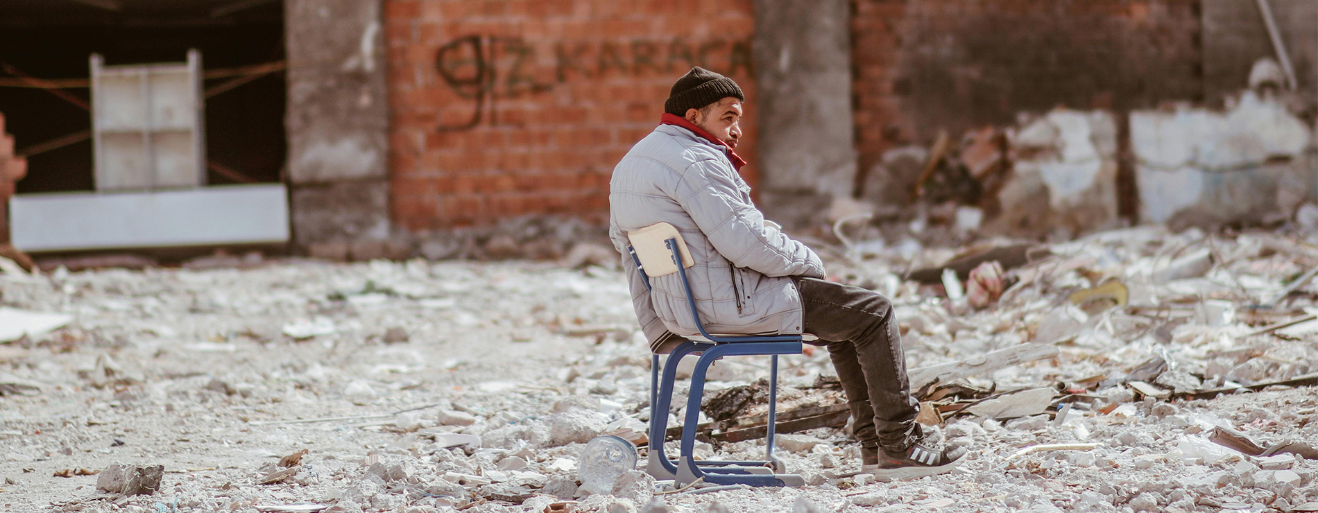 Hombre sentado en ruinas
