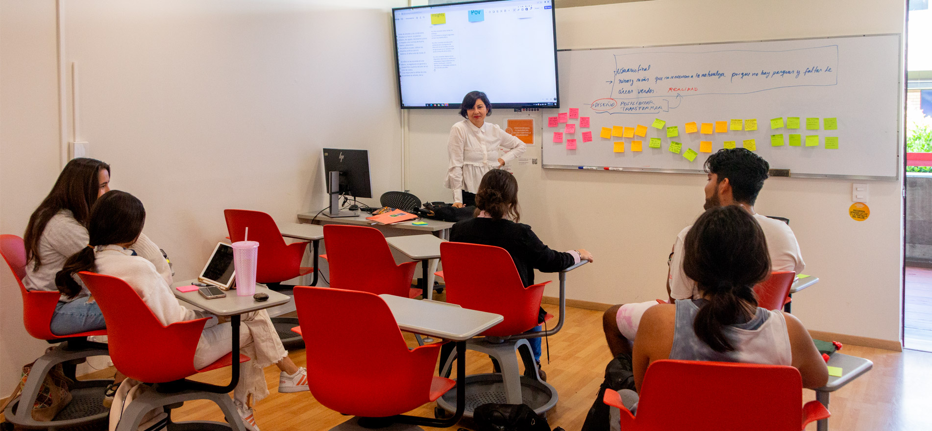 Maestra dando clase