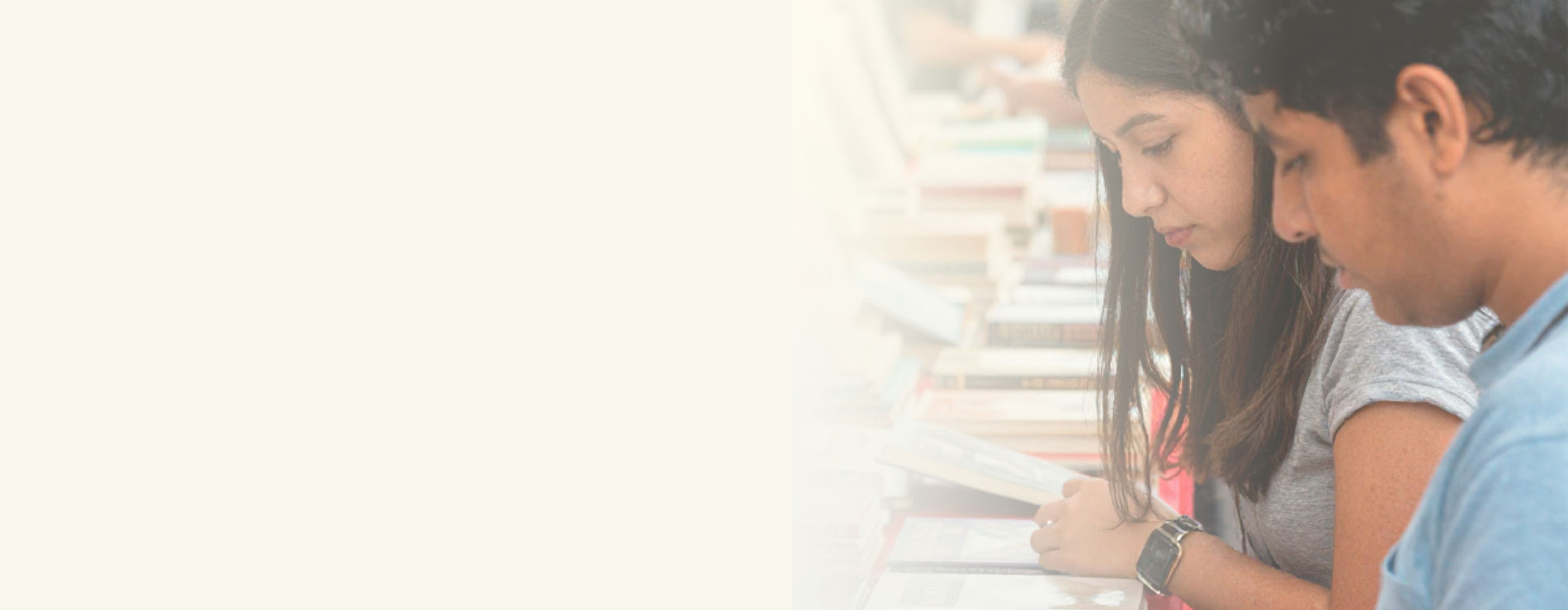 alumnos leyendo