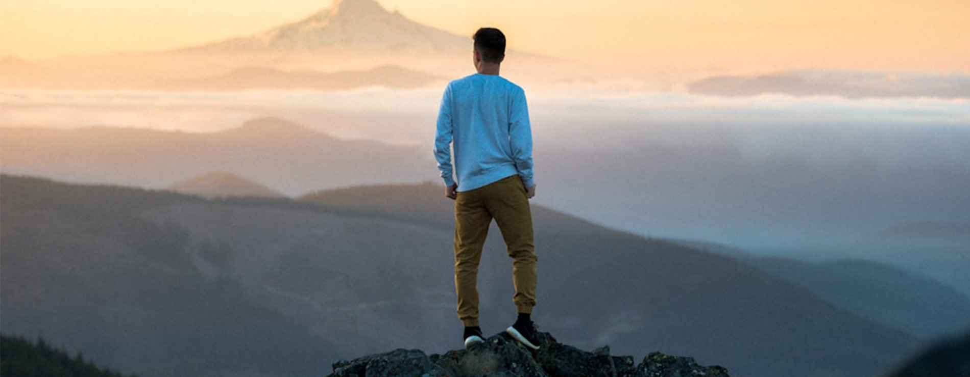 Hombre en una montaña