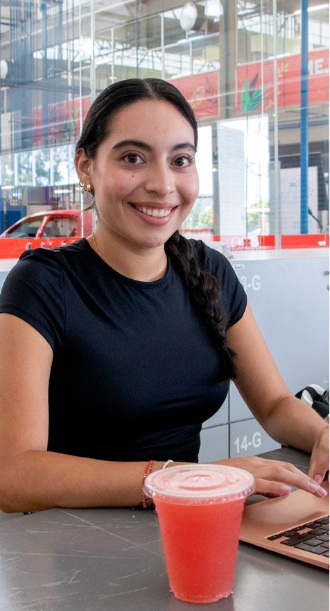 alumna trabajando