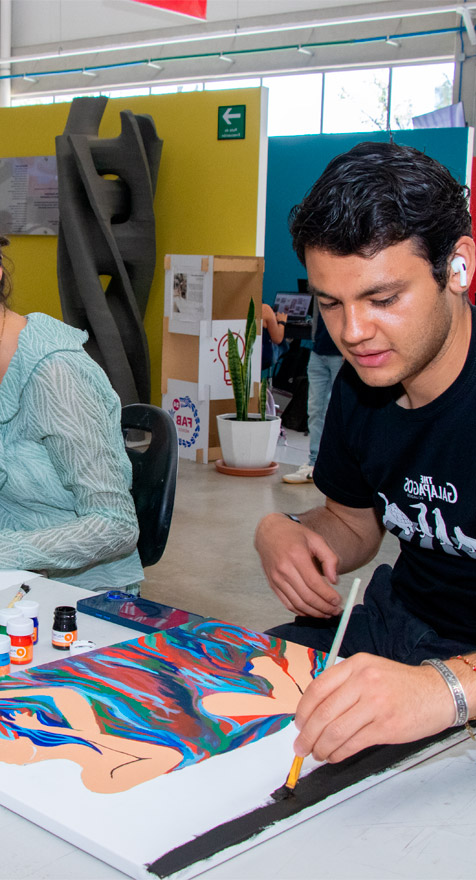 alumno pintando