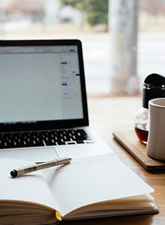 Laptop y taza de café
