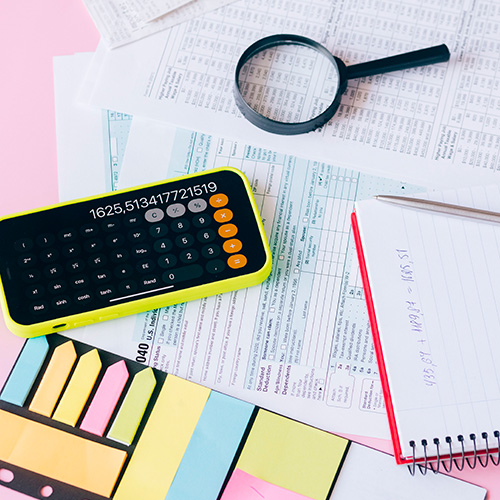 Hojas, calculadora, postit y lupa