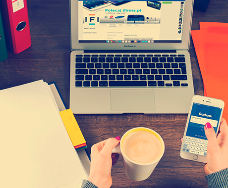 Computadora, celular y café